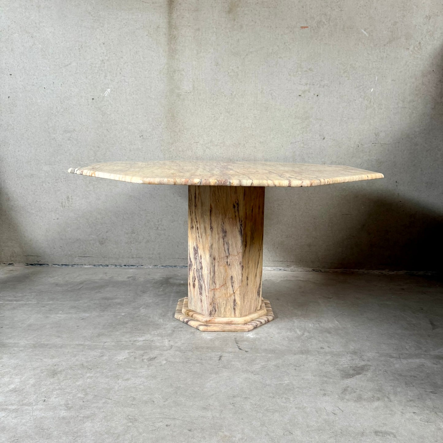 Achteckiger Marmor-Esstisch aus der Mitte des 20. Jahrhunderts, Italien, 1980