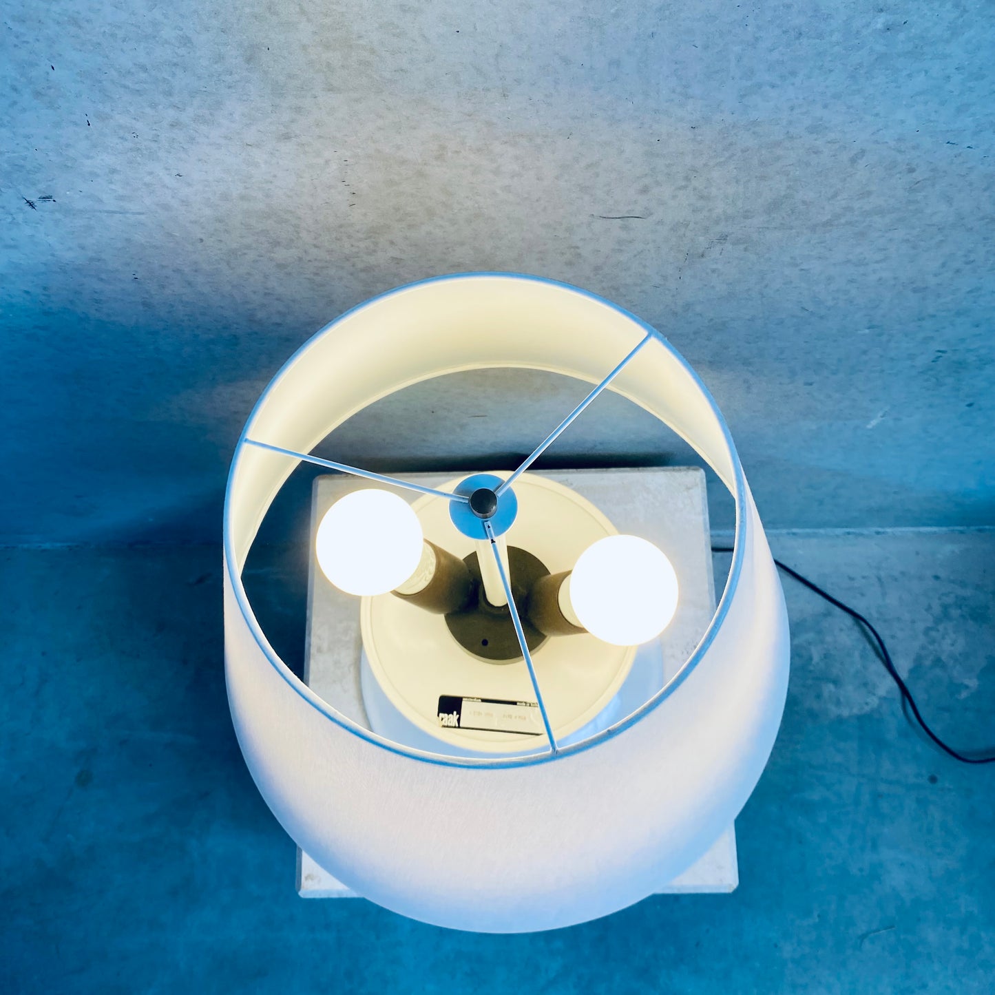 Weiße Tulpen-Tischleuchte RAAK Amsterdam aus der Mitte des 20. Jahrhunderts, Niederlande, 1960