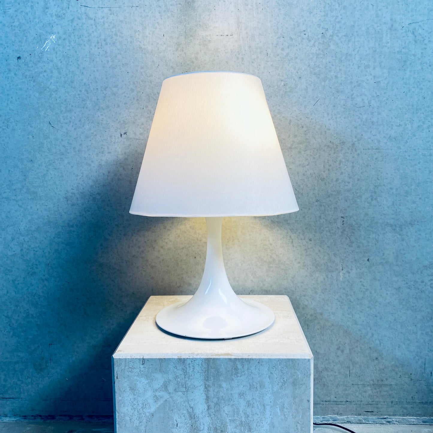 Weiße Tulpen-Tischleuchte RAAK Amsterdam aus der Mitte des 20. Jahrhunderts, Niederlande, 1960