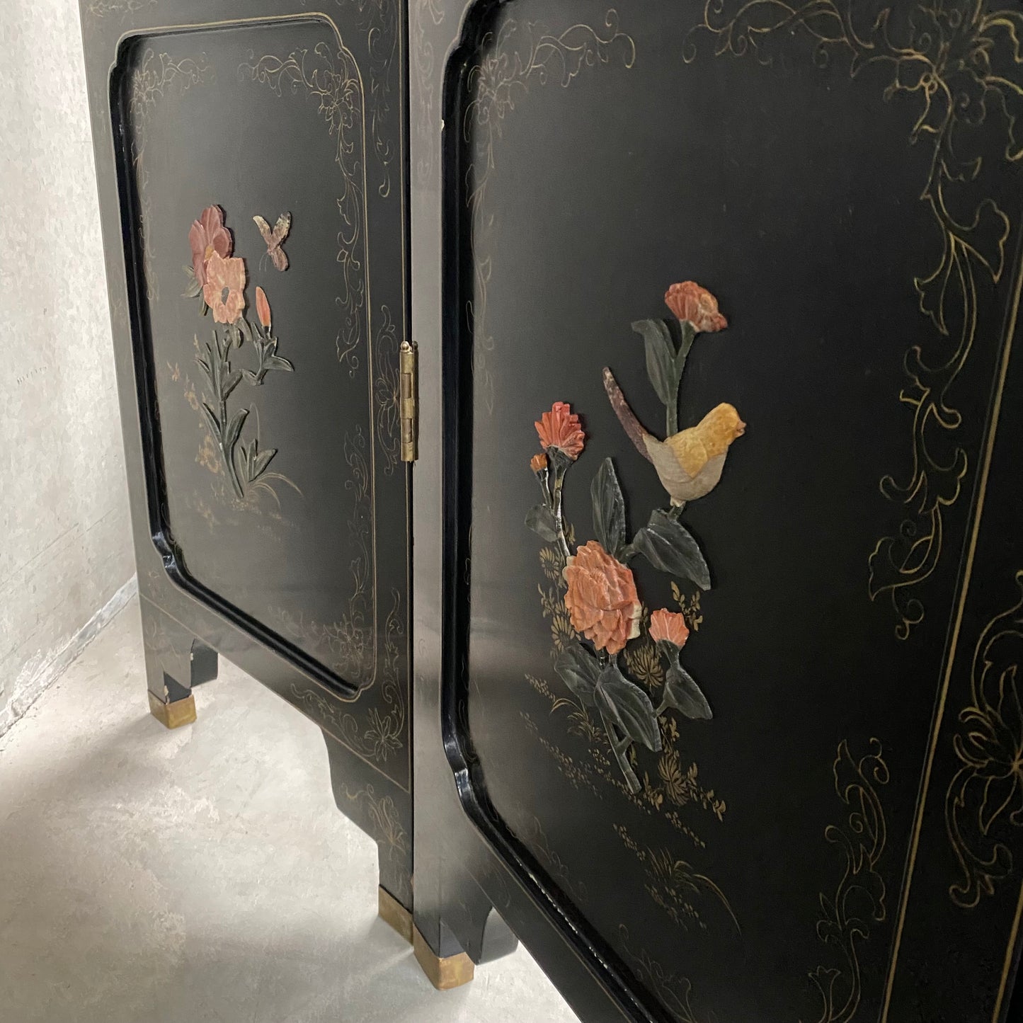 Paravent pliant à 4 panneaux en stéatite noire sculptée, motif fleurs et oiseaux, style chinois