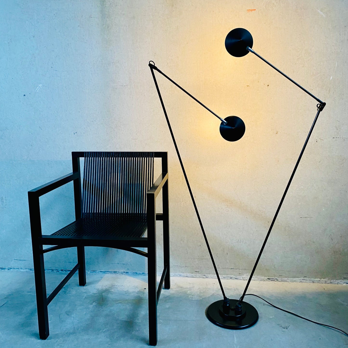 Niederländisches Design: Pola Amstelveen Stehleuchte, minimalistisches Design, 1980