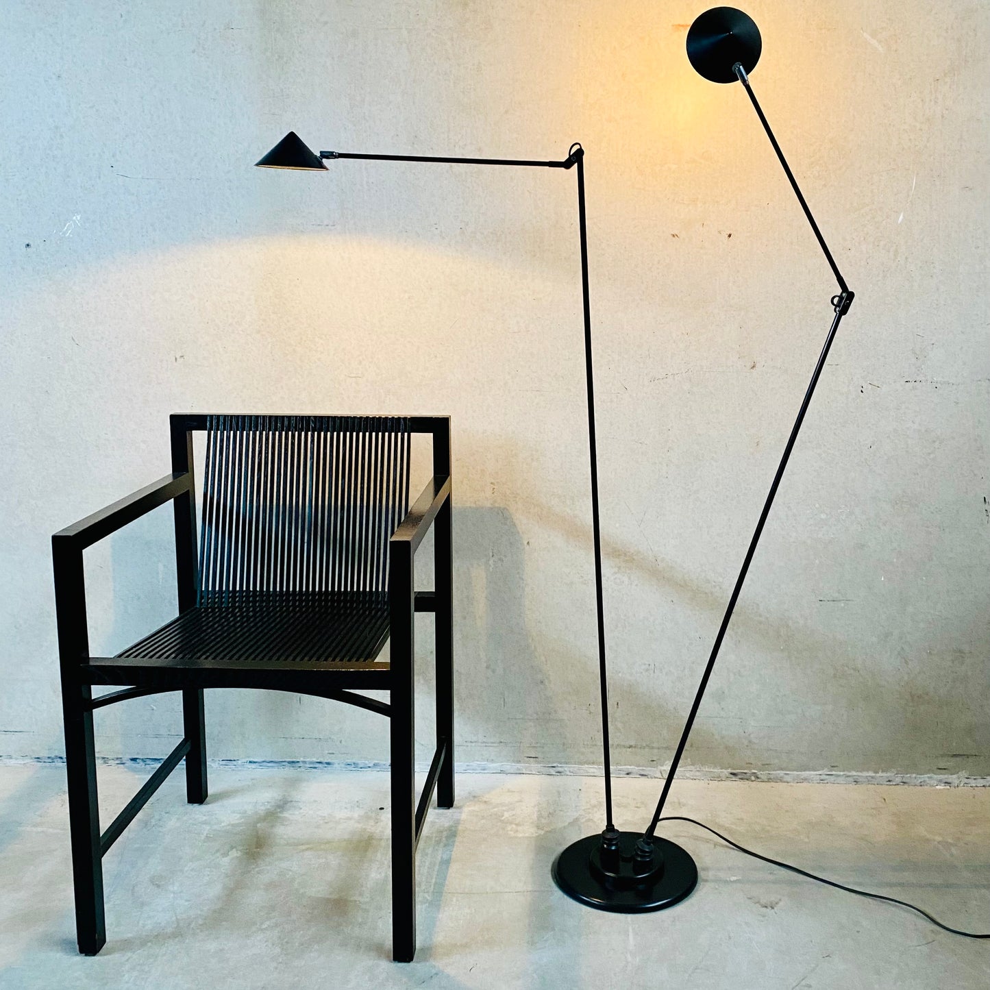 Niederländisches Design: Pola Amstelveen Stehleuchte, minimalistisches Design, 1980