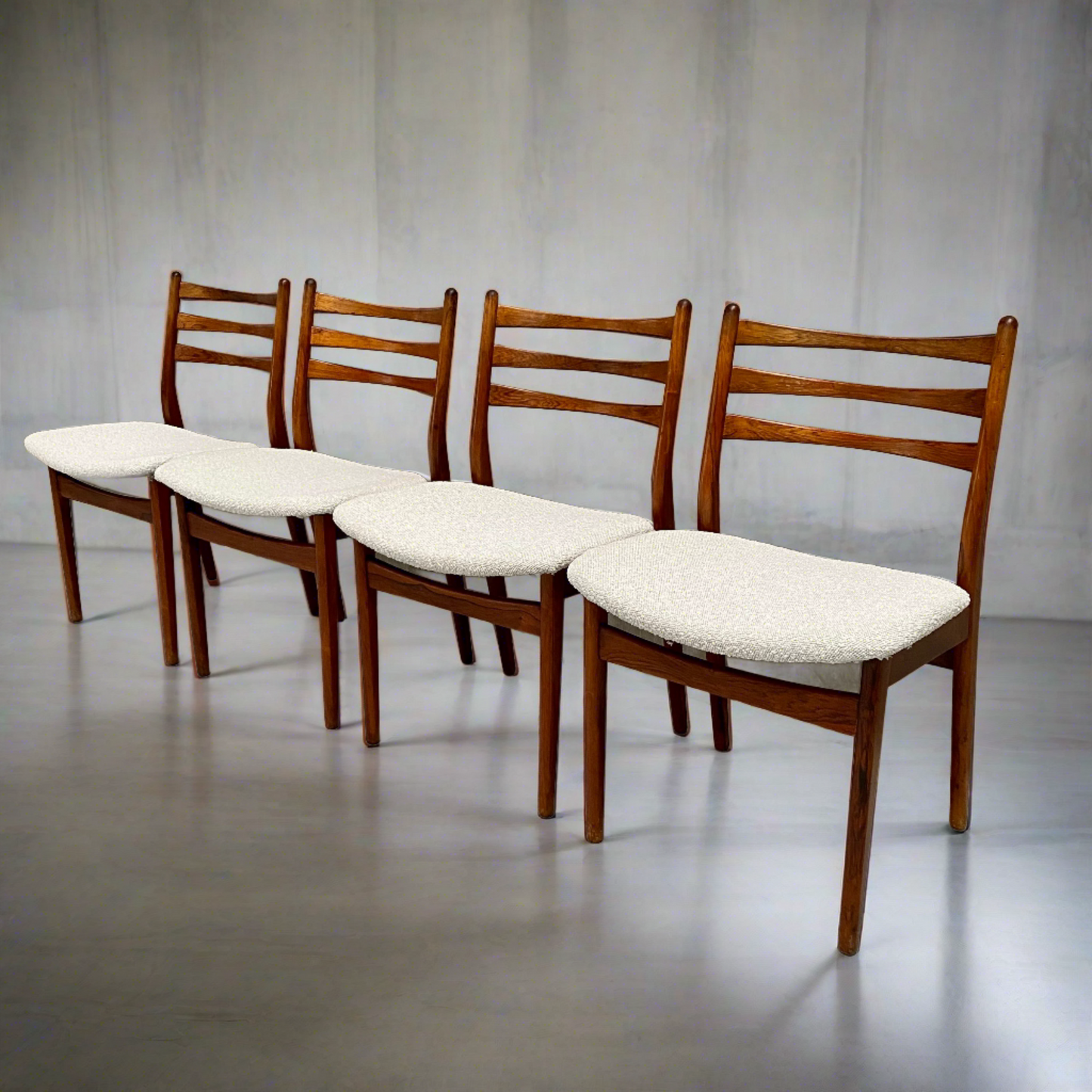 4 chaises de salle à manger en palissandre avec revêtement en bouclé pour Topform, Pays-Bas 1960