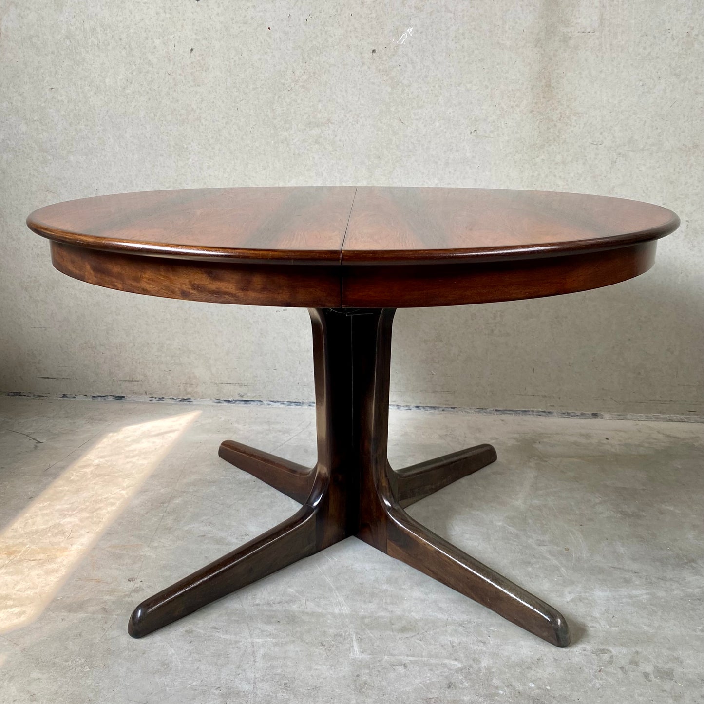 Runder, ausziehbarer Esstisch aus Palisanderholz im dänischen Design der Mitte des 20. Jahrhunderts (1970)