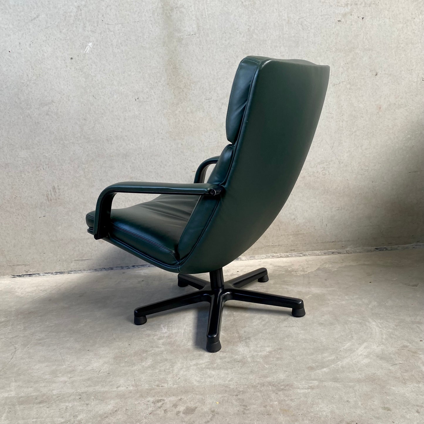 Artifort Swiffle Armlehnstuhl „F141“ von Geoffrey Harcourt, Niederlande