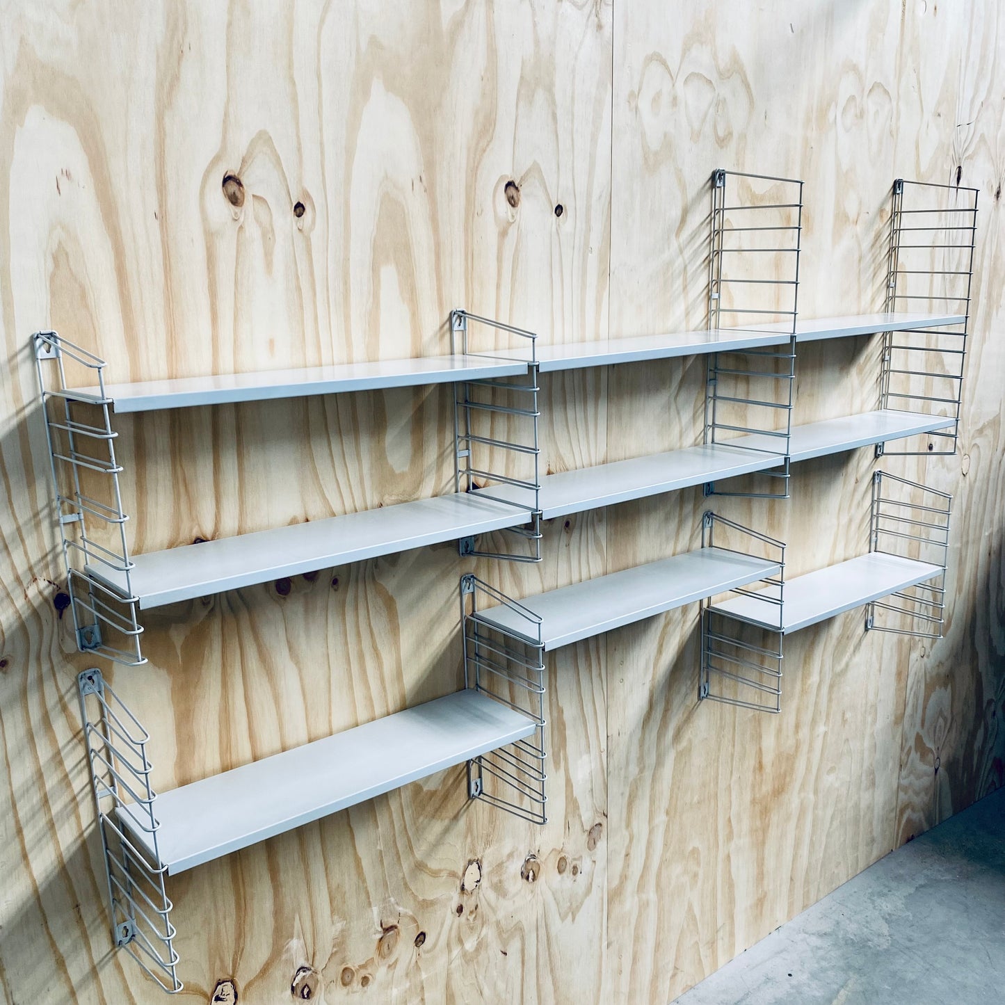 XXL-Metallregal Tomado im Mid-Century-Stil, niederländisches Design