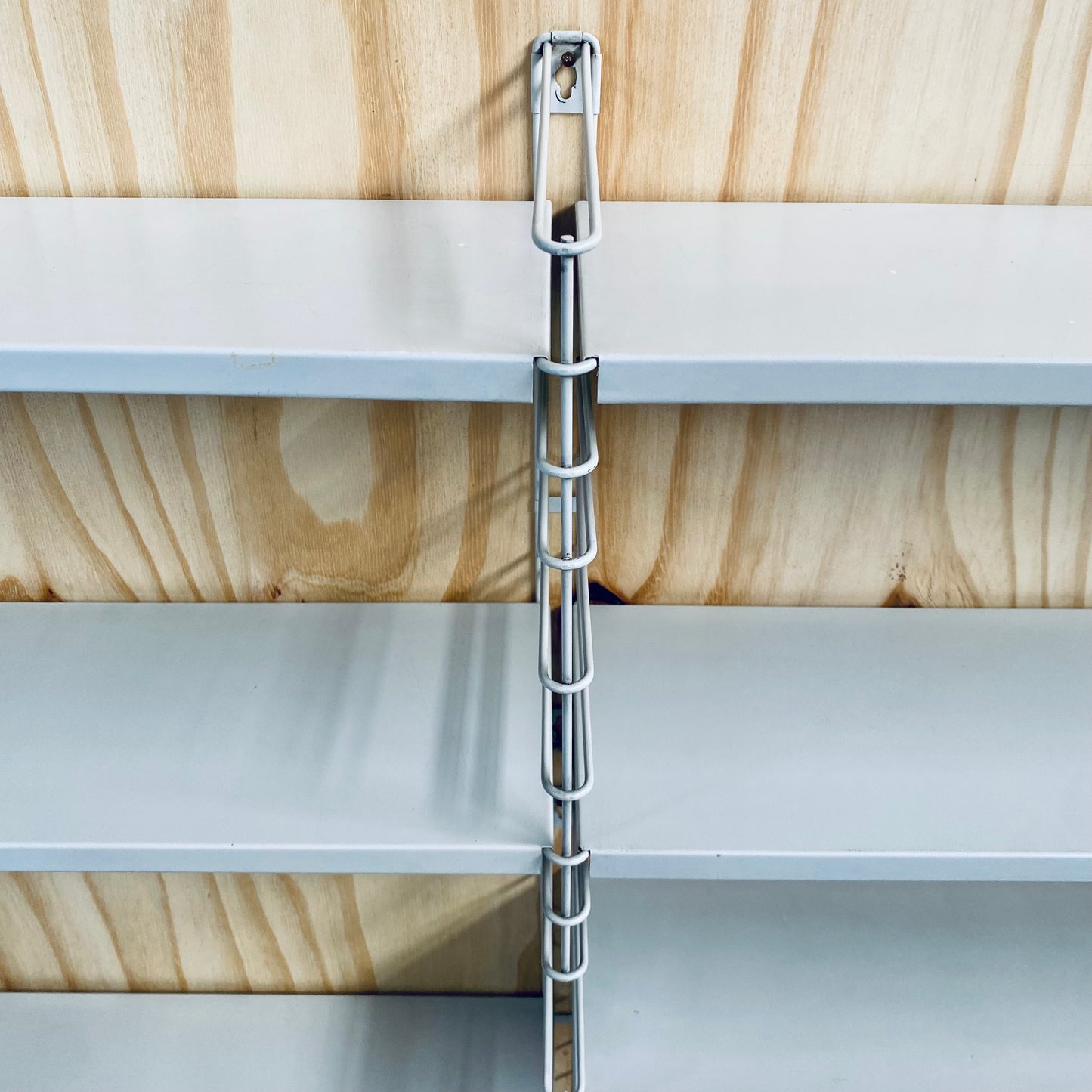 XXL-Metallregal Tomado im Mid-Century-Stil, niederländisches Design