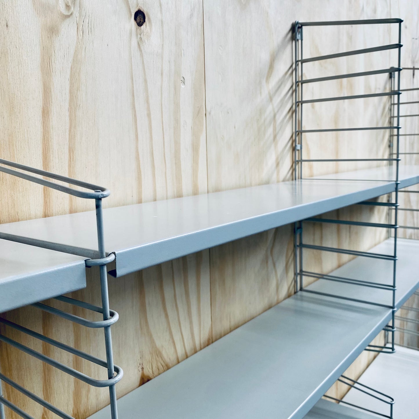 XXL-Metallregal Tomado im Mid-Century-Stil, niederländisches Design