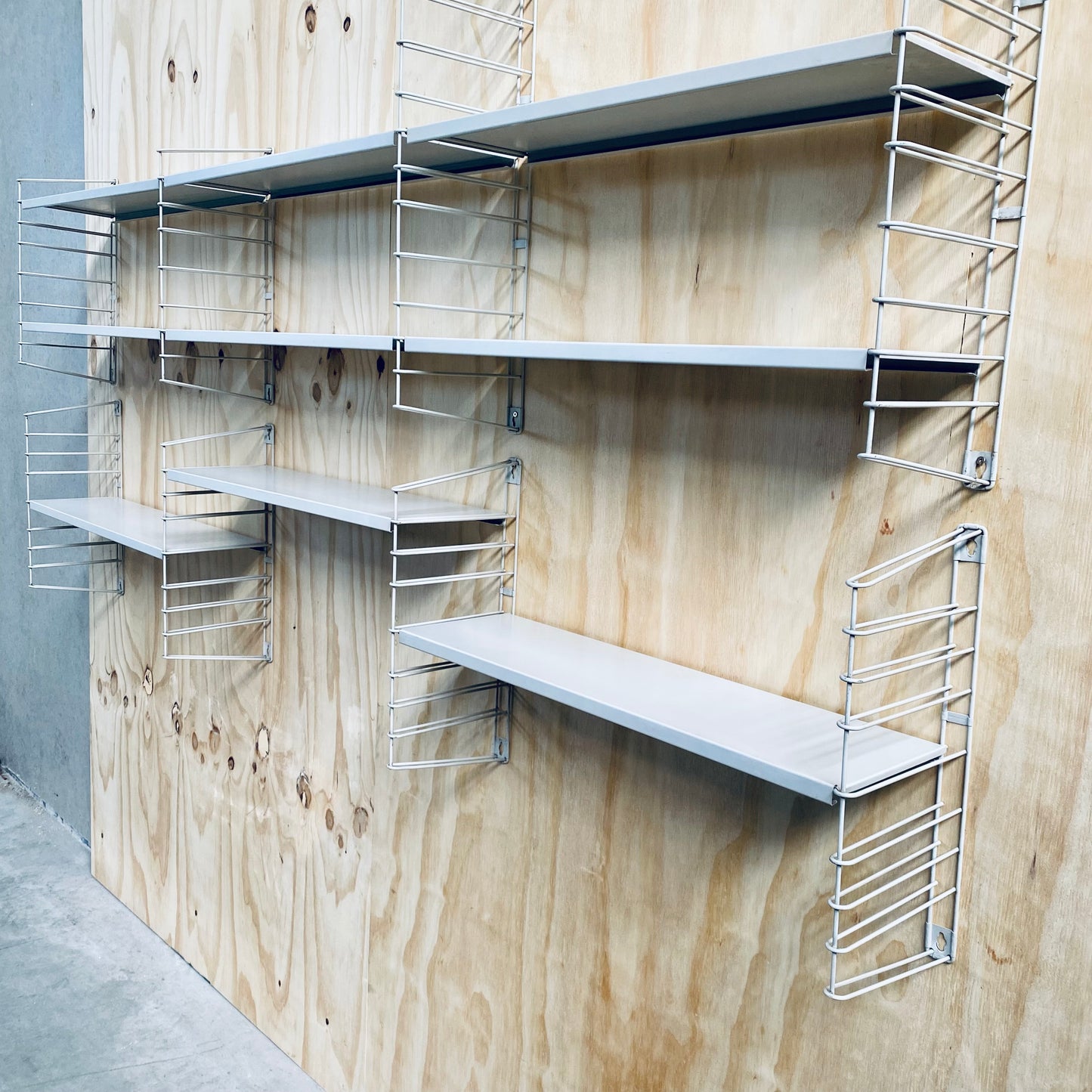 XXL-Metallregal Tomado im Mid-Century-Stil, niederländisches Design