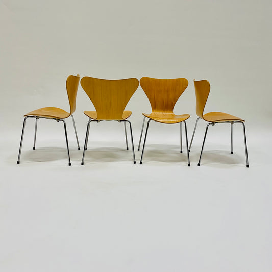 Satz von 4 Esszimmerstühlen 3107 von Arne Jacobsen für Fritz Hansen Dänemark 1955