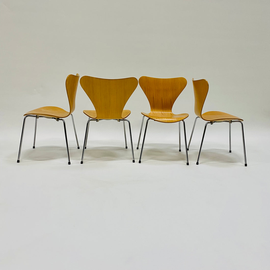 Set of 4 Dining Chairs 3107 by Arne Jacobsen for Fritz Hansen Denmark 1955