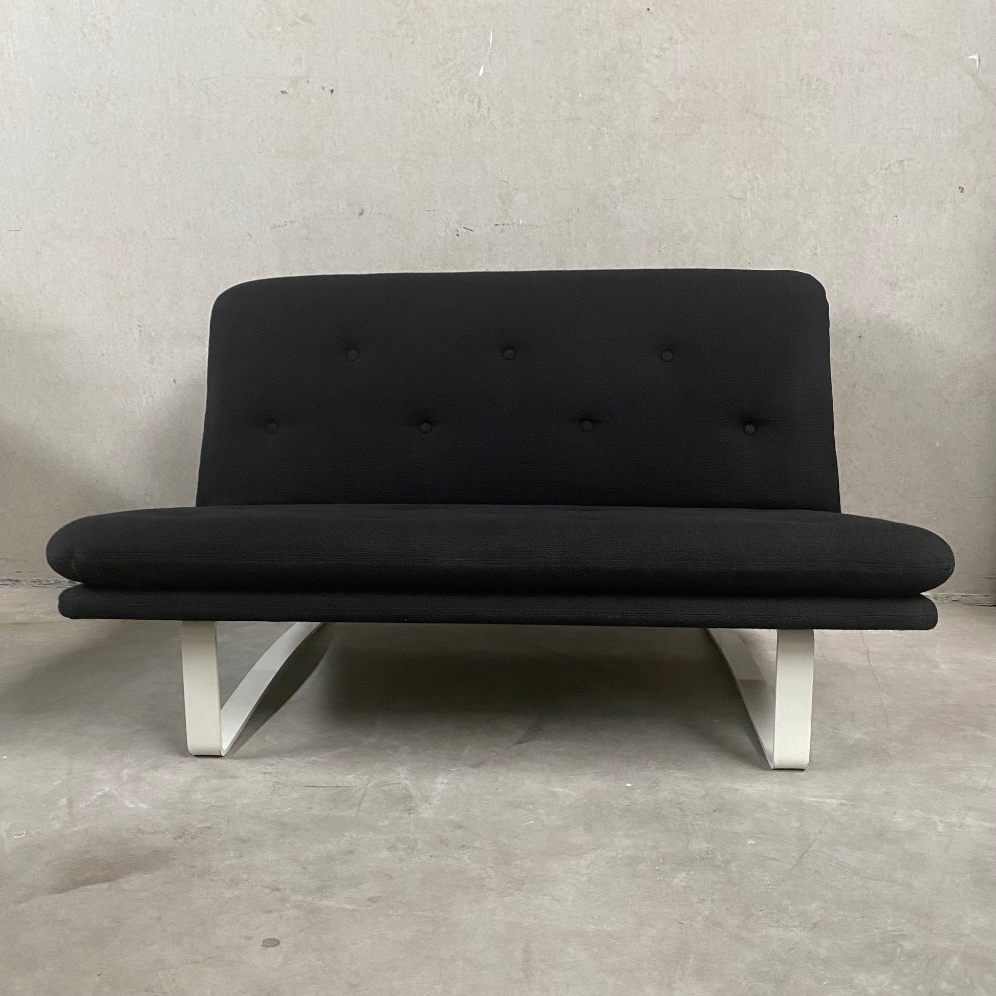BLACK 2-SEATER SOFA "C684" BY KHO LIANG IE FOR ARTIFORT, NETHERLANDS 1960SBLACK 2-SEATER SOFA "C684/2" BY KHO LIANG IE FOR ARTIFORT, NETHERLANDS 1960S