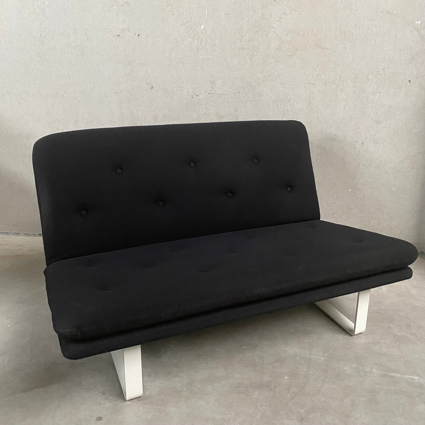 BLACK 2-SEATER SOFA "C684" BY KHO LIANG IE FOR ARTIFORT, NETHERLANDS 1960S