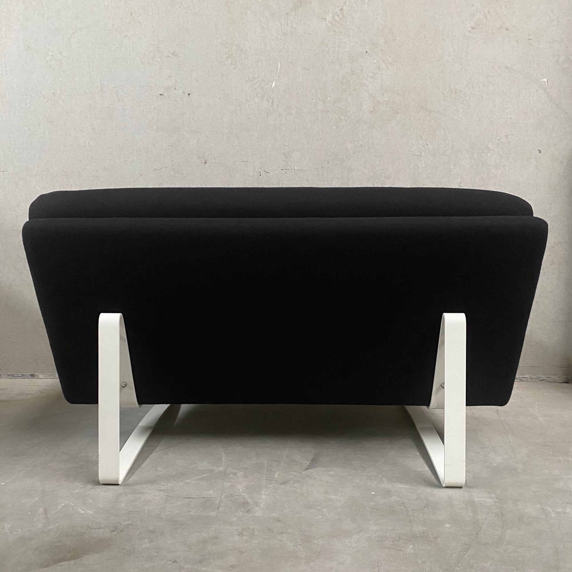 BLACK 2-SEATER SOFA "C684" BY KHO LIANG IE FOR ARTIFORT, NETHERLANDS 1960S