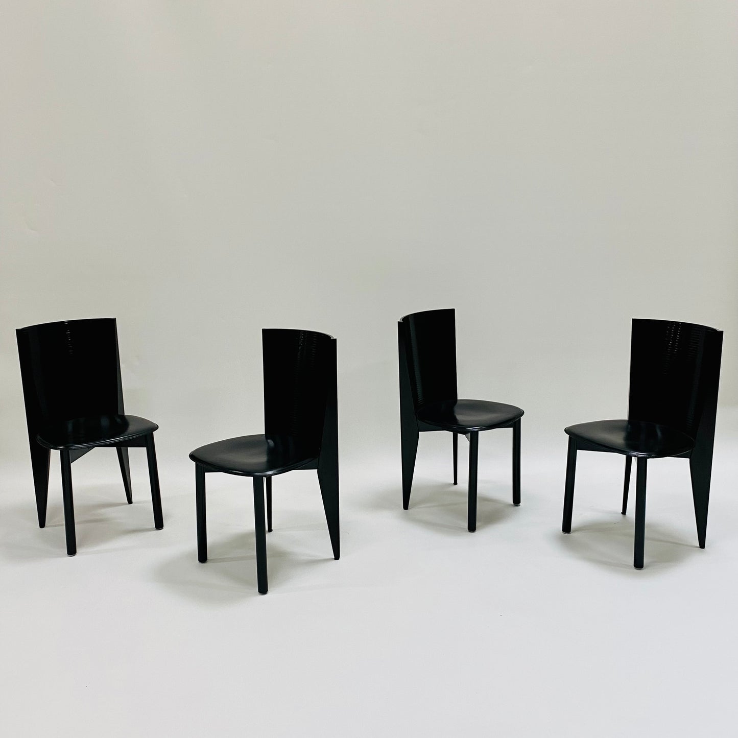 Satz von 4 schwarz lackierten Esszimmerstühlen für Calligaris, Italien 1980