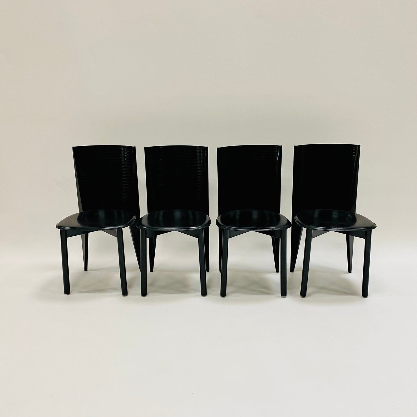 Satz von 4 schwarz lackierten Esszimmerstühlen für Calligaris, Italien 1980