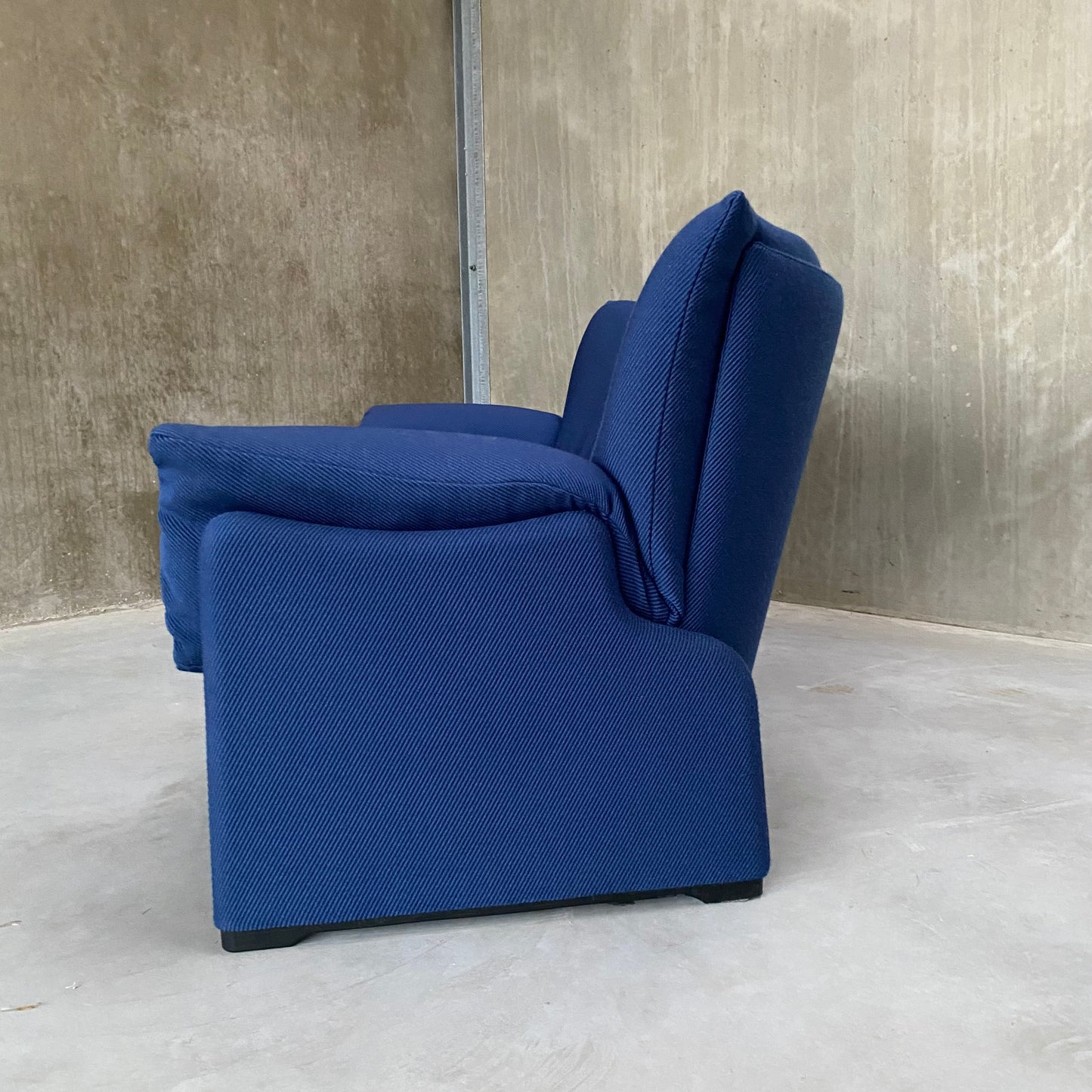 BLUE "PALMARIA 709" 2-SEATER SOFA BY VICO MAGISTRETTI FOR CASSINA, ITALY 1970S