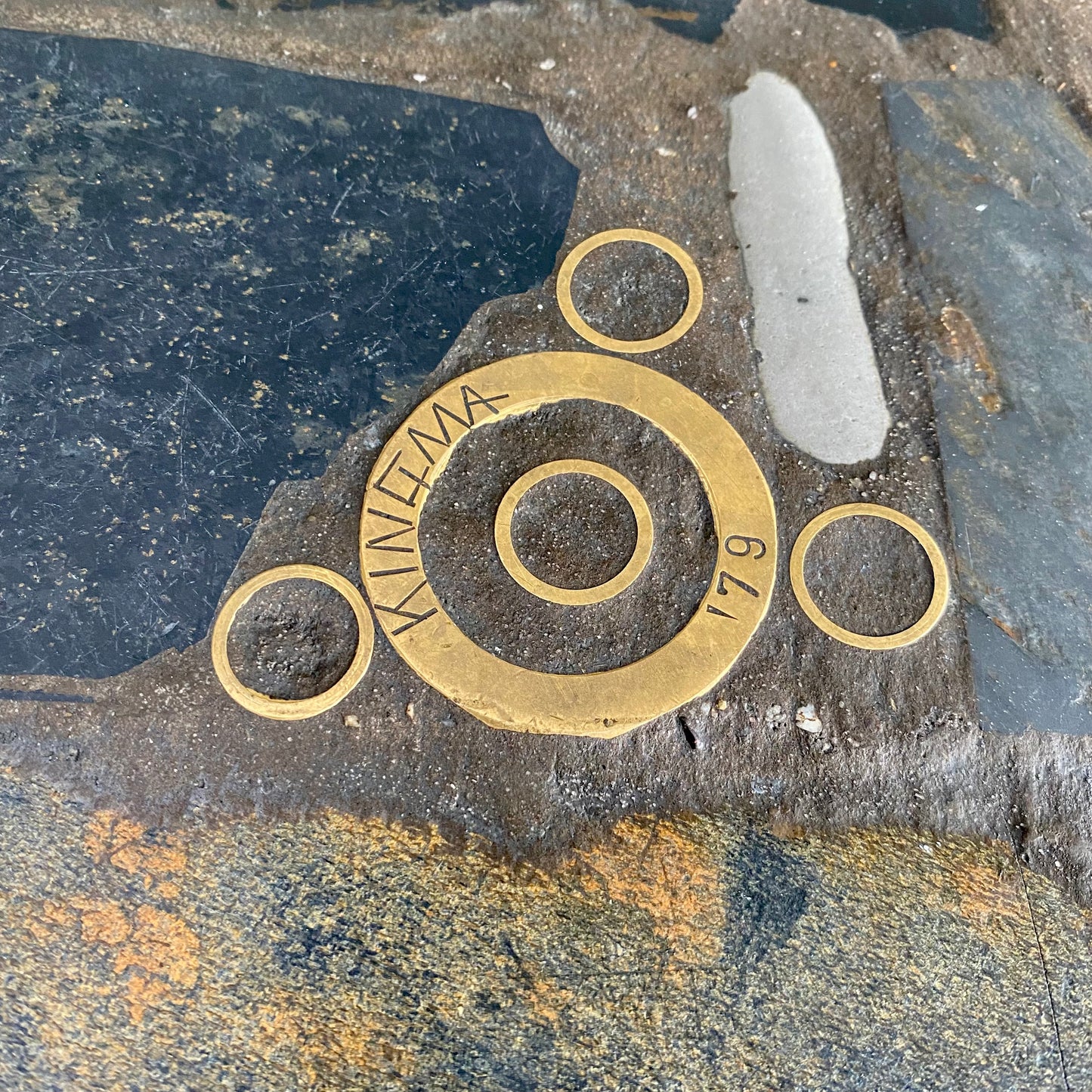 BRUTALIST ROUND COFFEE TABLE BY SCULPTOR PAUL KINGMA, NETHERLANDS 1979