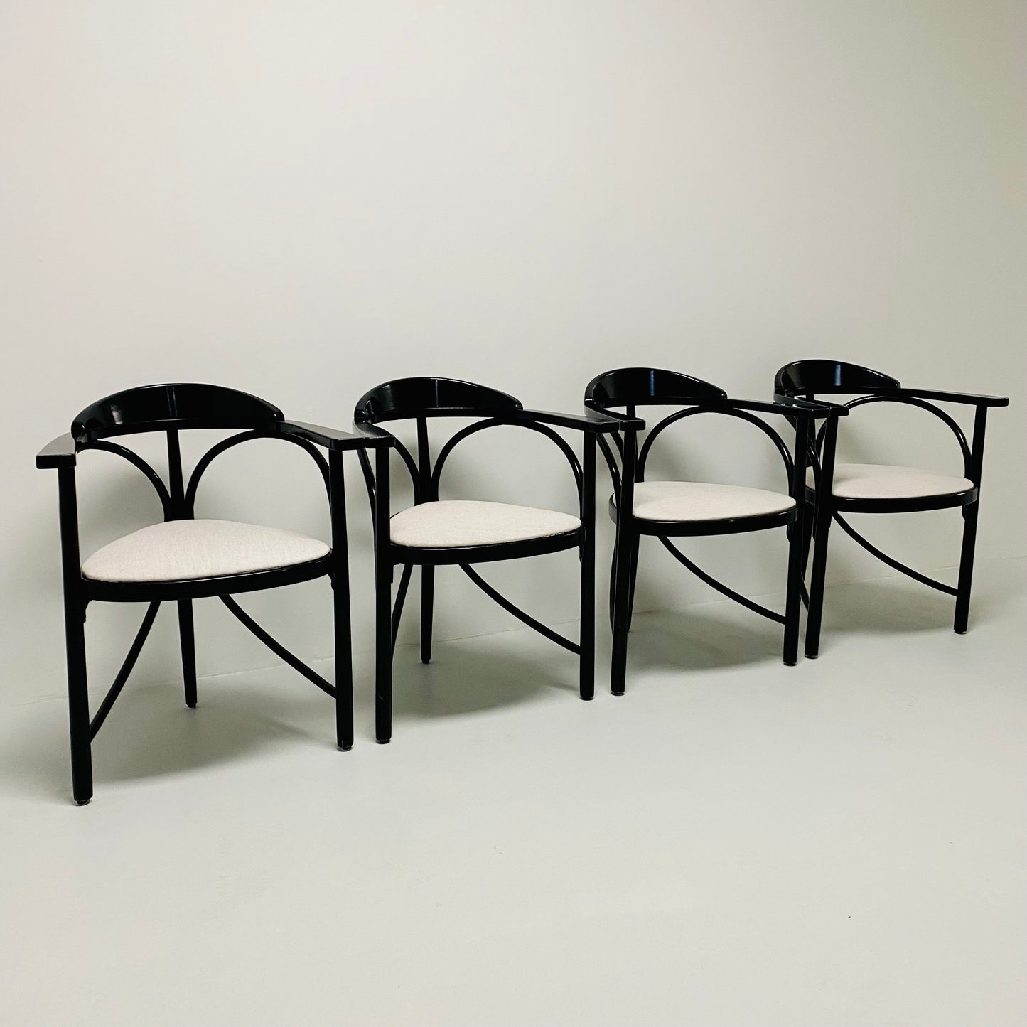Thonet Modell 81 Schwarze Jugendstil-Esszimmerstühle aus Bugholz, Deutschland 1989