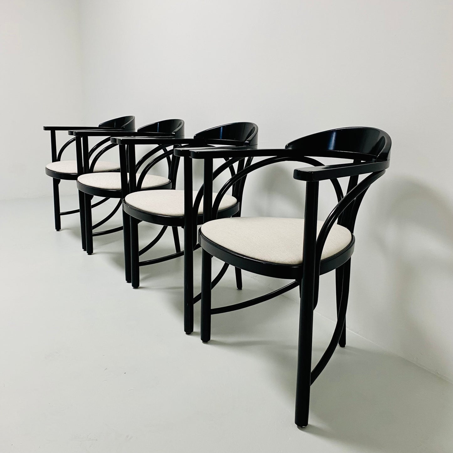 Thonet Modell 81 Schwarze Jugendstil-Esszimmerstühle aus Bugholz, Deutschland 1989