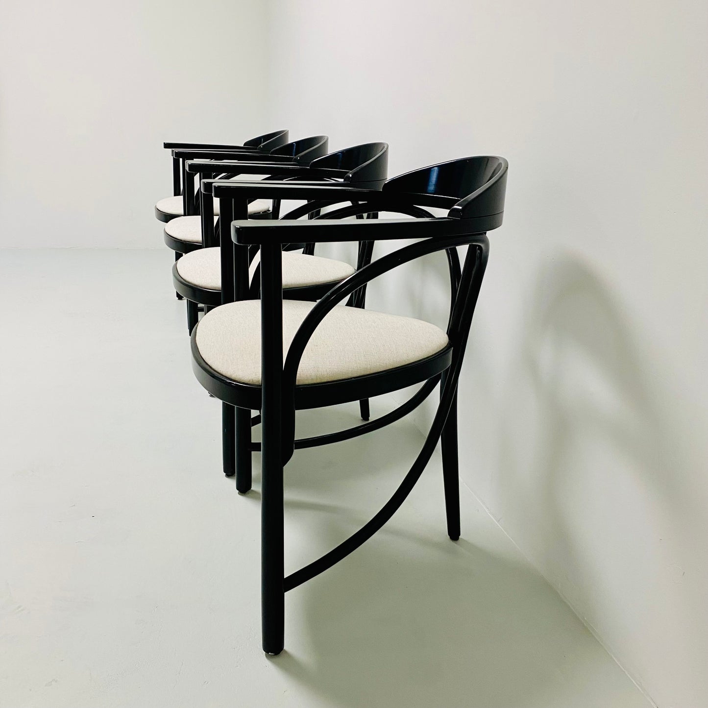 Thonet Modell 81 Schwarze Jugendstil-Esszimmerstühle aus Bugholz, Deutschland 1989