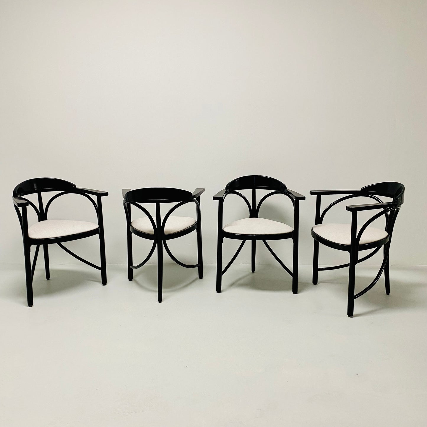 Thonet Modell 81 Schwarze Jugendstil-Esszimmerstühle aus Bugholz, Deutschland 1989