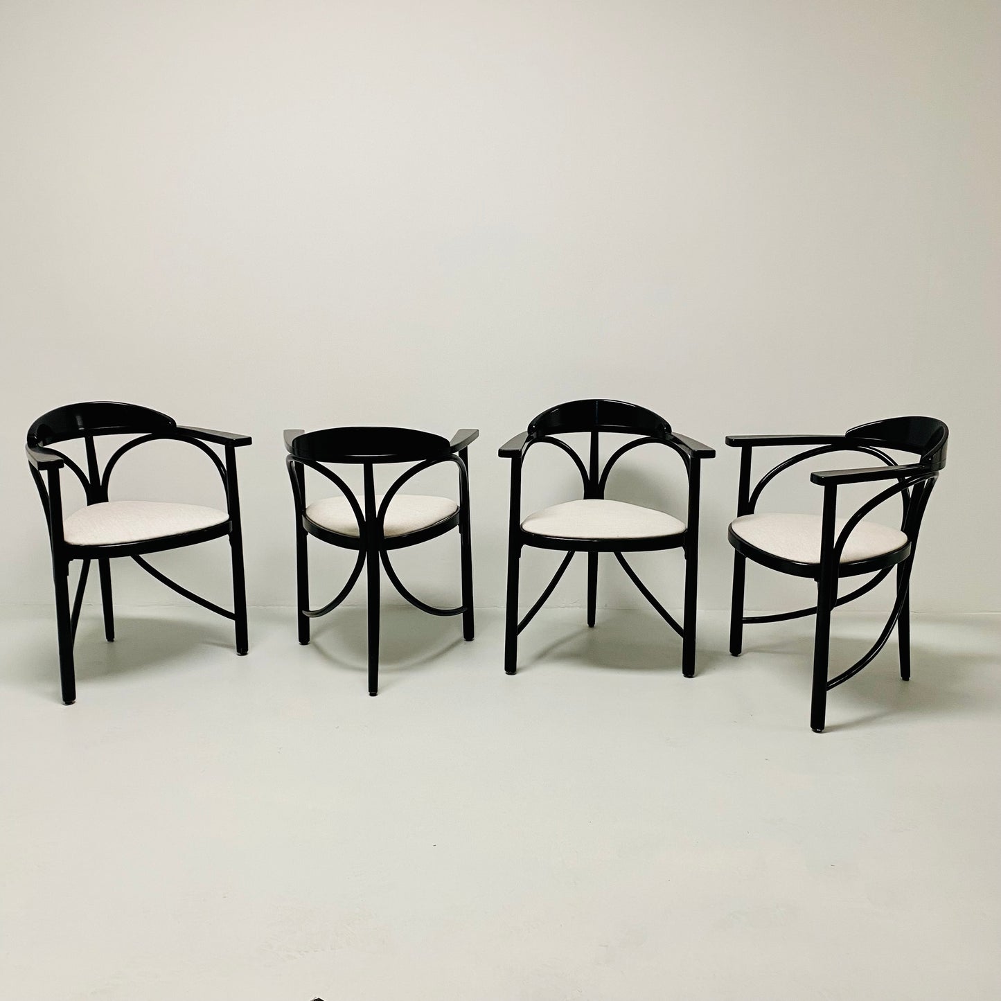 Thonet Modell 81 Schwarze Jugendstil-Esszimmerstühle aus Bugholz, Deutschland 1989