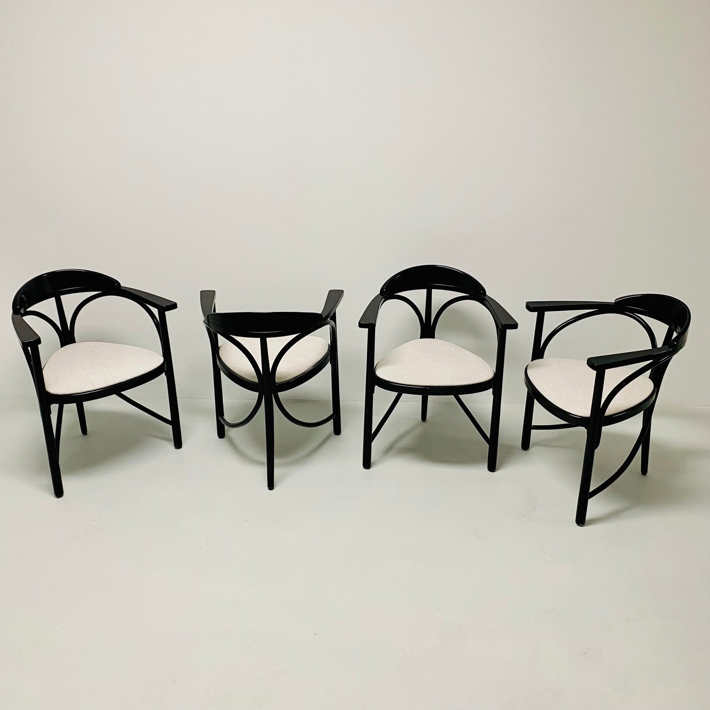 Thonet Modell 81 Schwarze Jugendstil-Esszimmerstühle aus Bugholz, Deutschland 1989