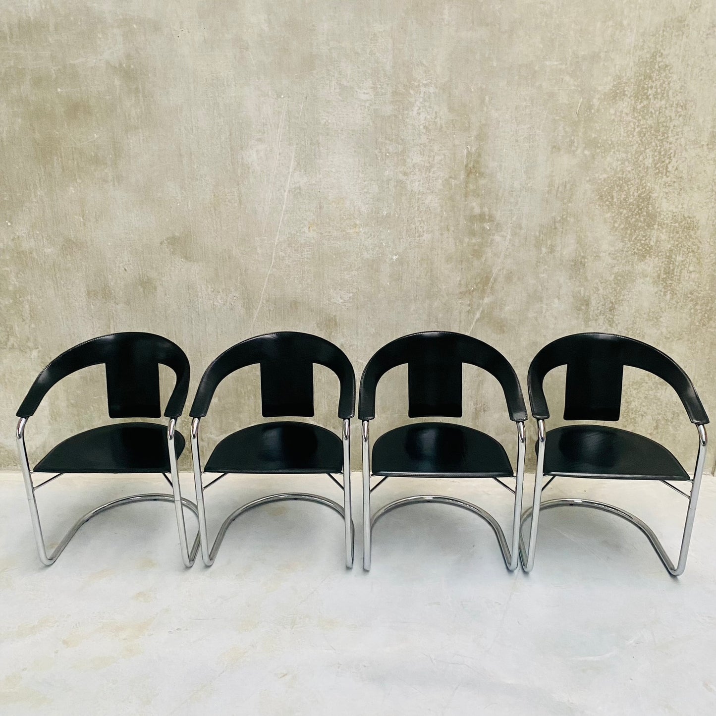 Set aus 4 schwarzen Esszimmerstühlen aus Sattelleder von A. Rizzatto für Lo Studio, Italien 1980