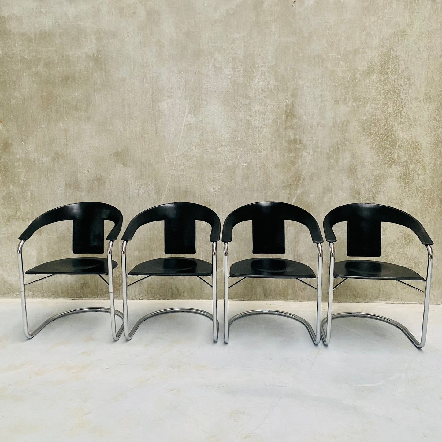 Set aus 4 schwarzen Esszimmerstühlen aus Sattelleder von A. Rizzatto für Lo Studio, Italien 1980