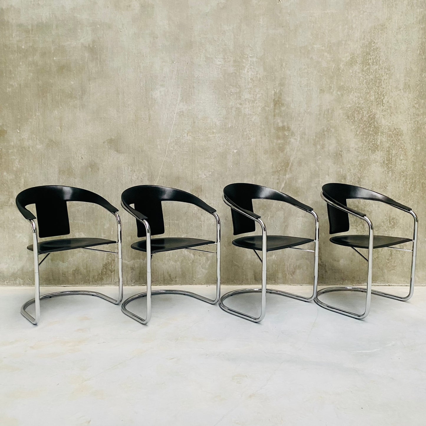 Set aus 4 schwarzen Esszimmerstühlen aus Sattelleder von A. Rizzatto für Lo Studio, Italien 1980