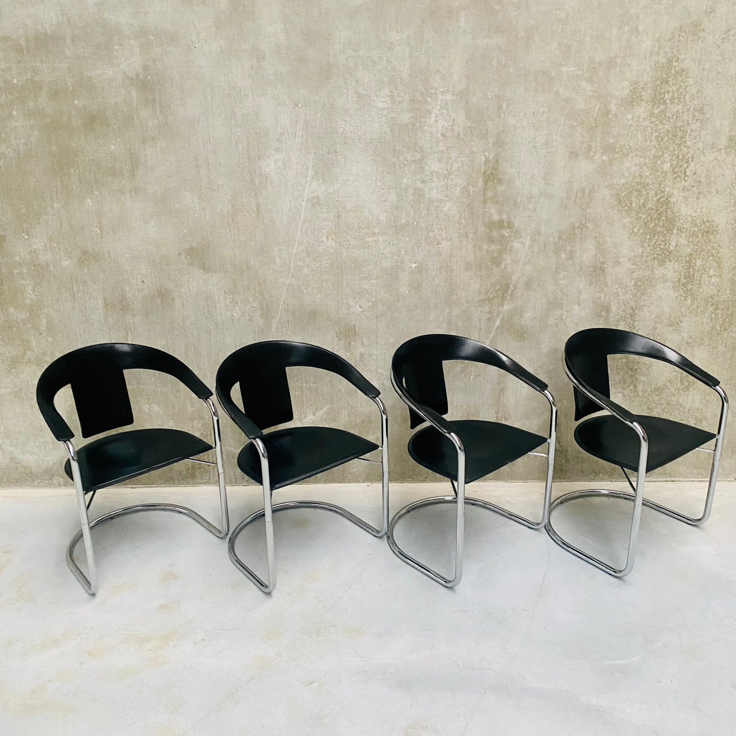 Set aus 4 schwarzen Esszimmerstühlen aus Sattelleder von A. Rizzatto für Lo Studio, Italien 1980