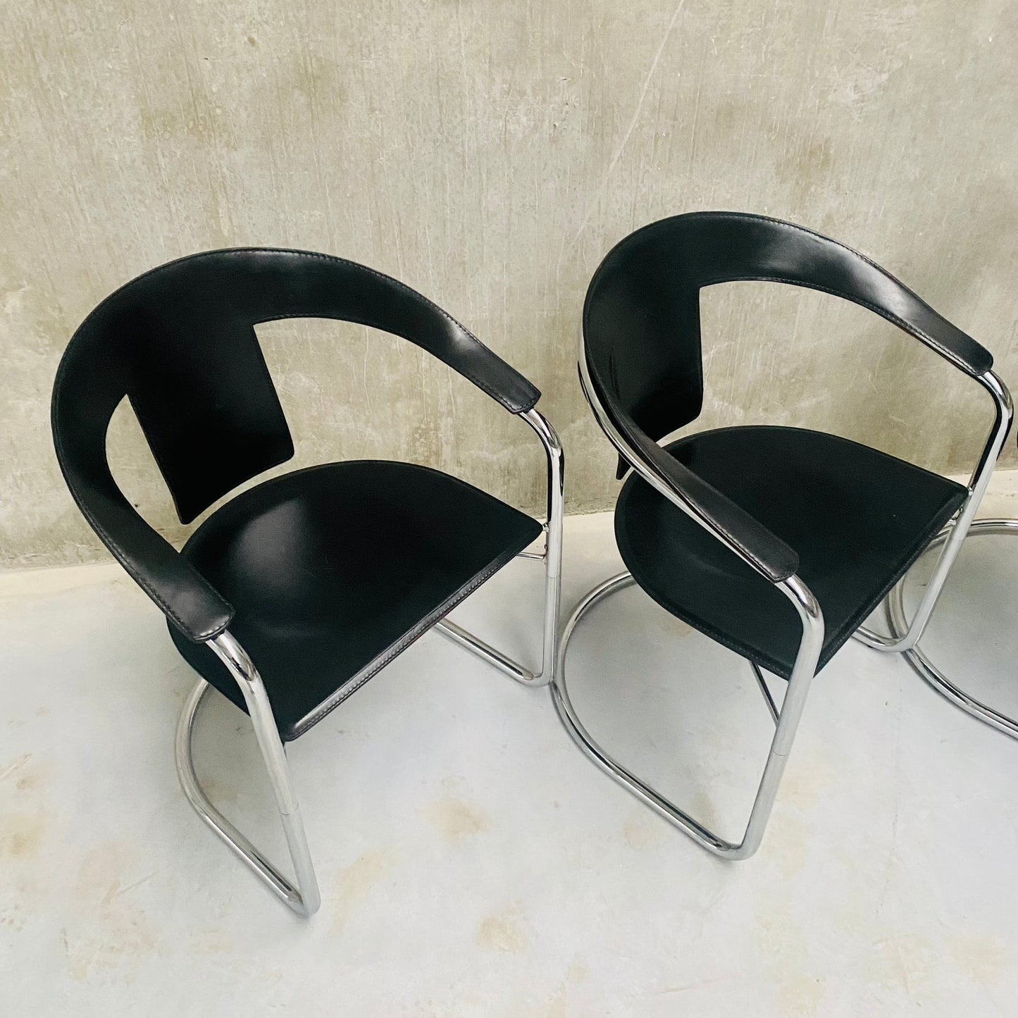 Set aus 4 schwarzen Esszimmerstühlen aus Sattelleder von A. Rizzatto für Lo Studio, Italien 1980