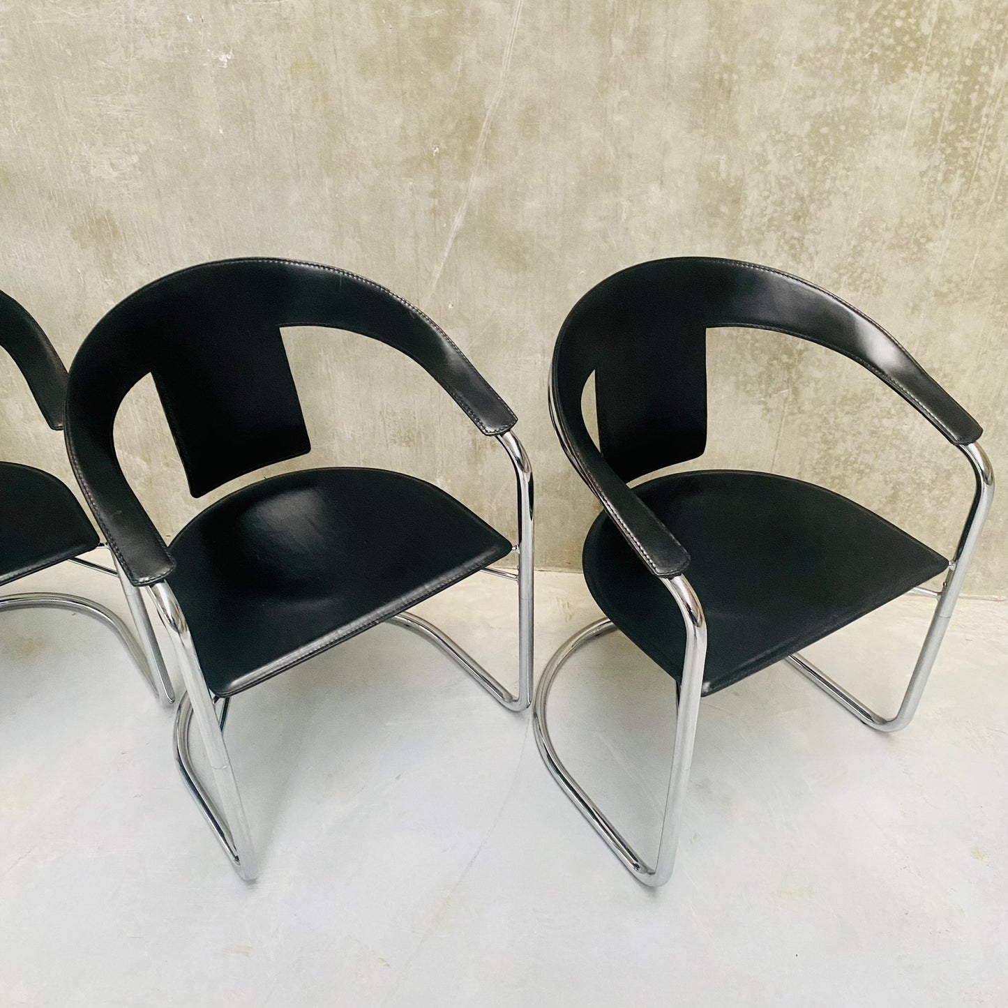 Set aus 4 schwarzen Esszimmerstühlen aus Sattelleder von A. Rizzatto für Lo Studio, Italien 1980