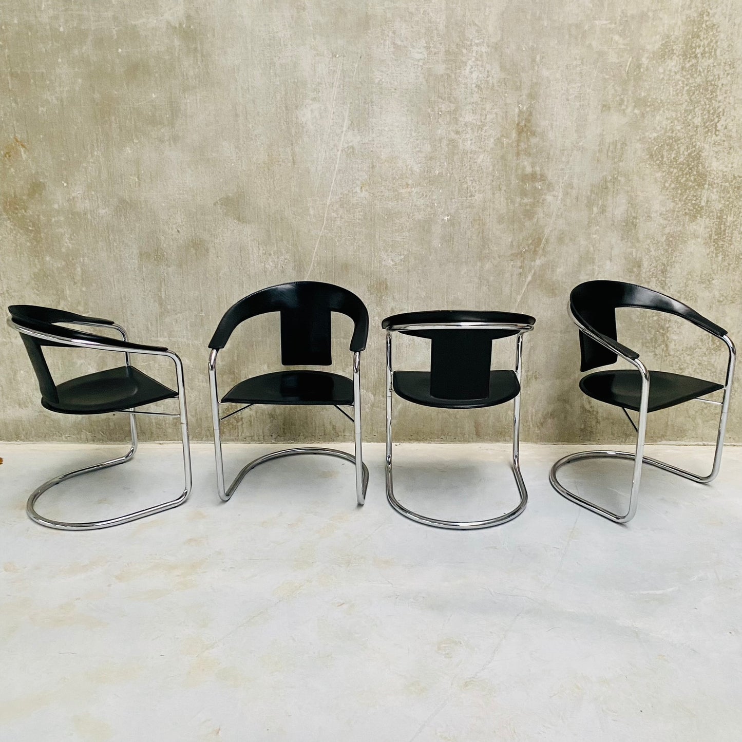 Set aus 4 schwarzen Esszimmerstühlen aus Sattelleder von A. Rizzatto für Lo Studio, Italien 1980