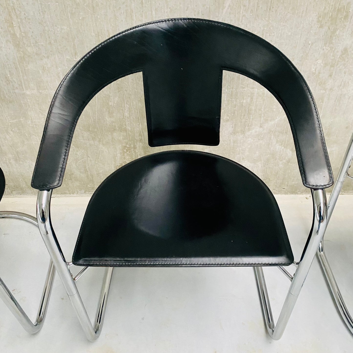 Set aus 4 schwarzen Esszimmerstühlen aus Sattelleder von A. Rizzatto für Lo Studio, Italien 1980