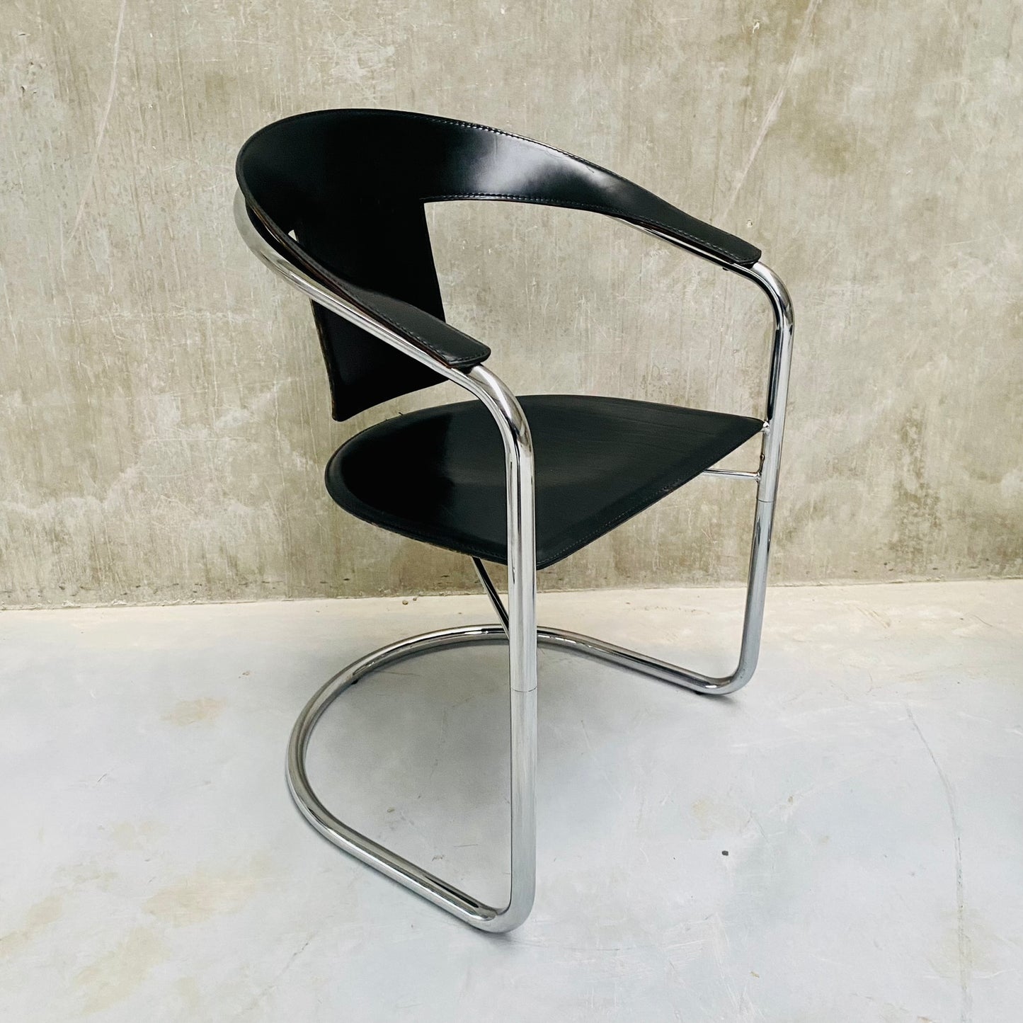 Set aus 4 schwarzen Esszimmerstühlen aus Sattelleder von A. Rizzatto für Lo Studio, Italien 1980