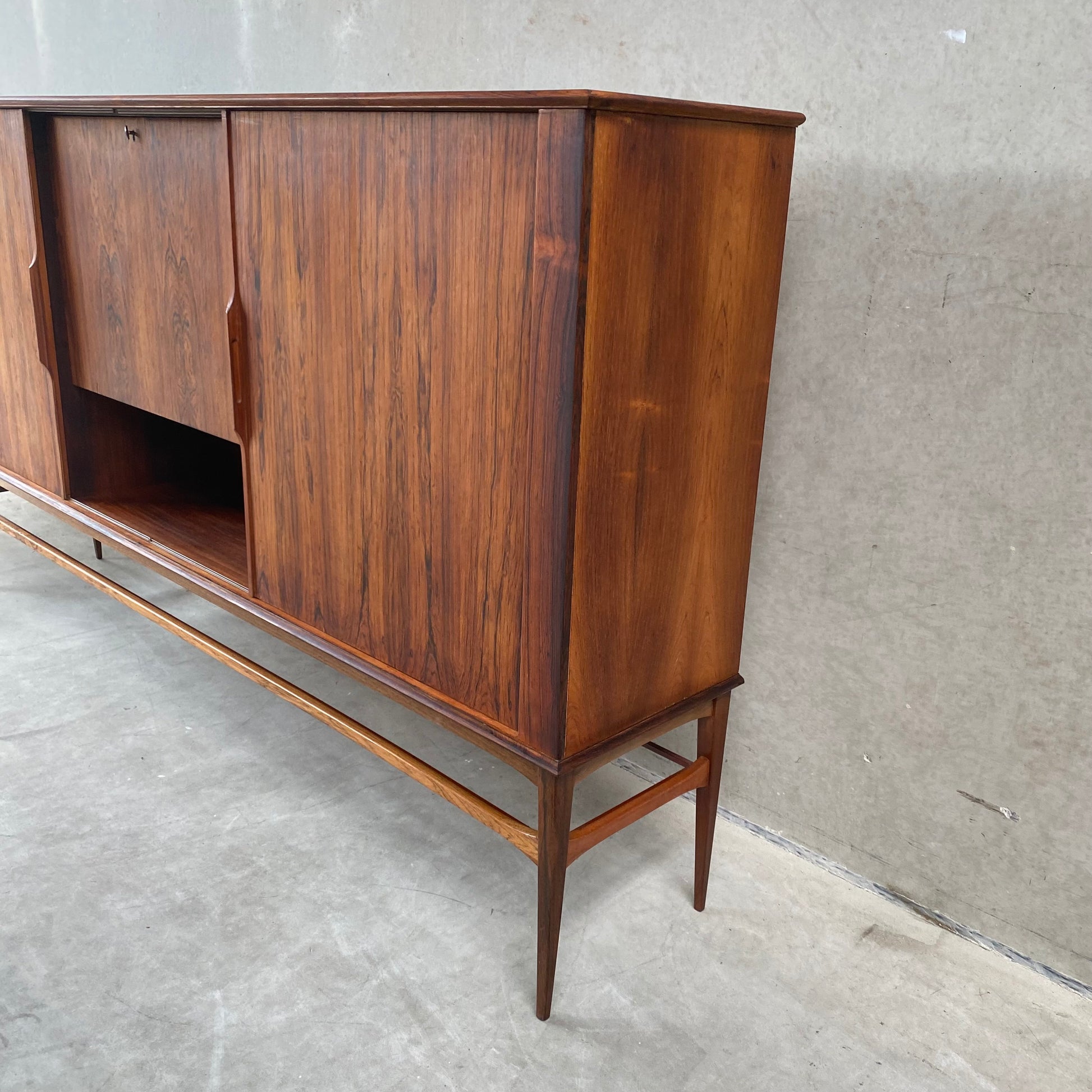 MIDCENTURY DANISH HIGHBOARD WITH BAR CABINET IN ROSEWOOD WITH SLIDING DOORS, 1960S
