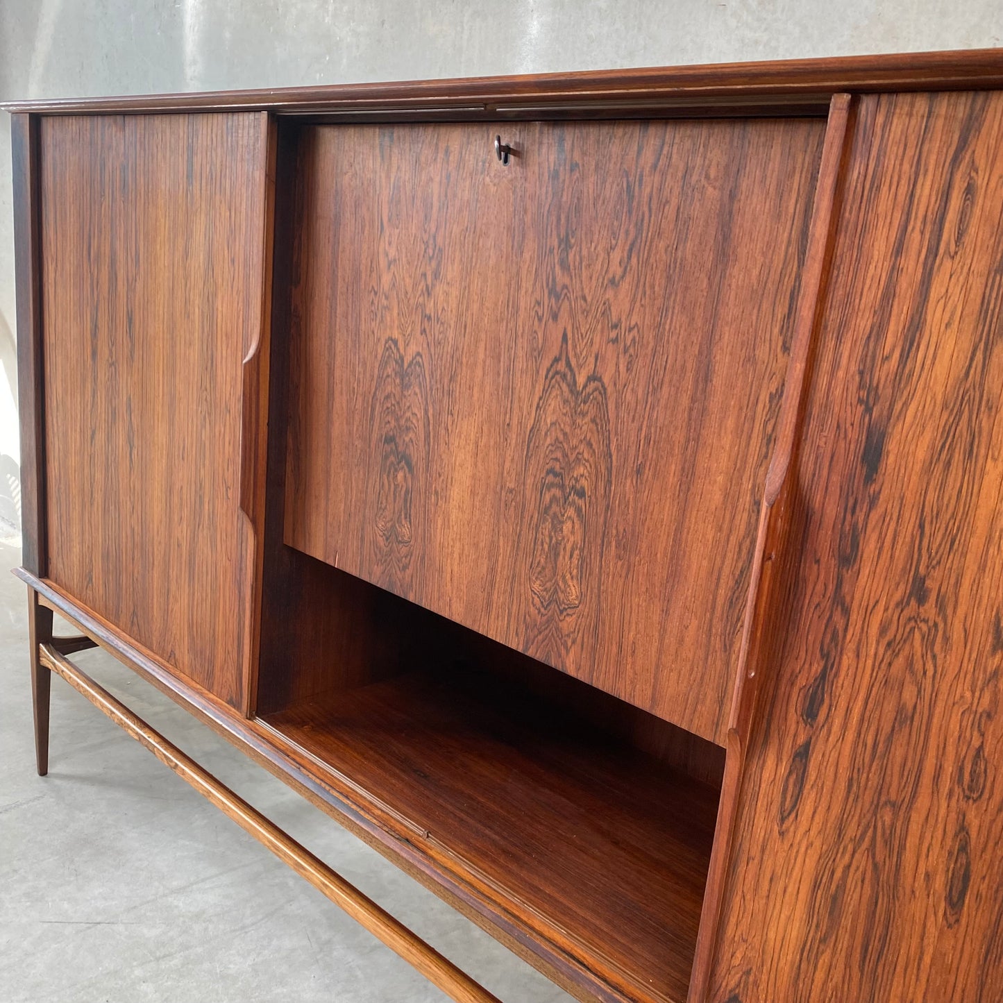 MIDCENTURY DANISH HIGHBOARD WITH BAR CABINET IN ROSEWOOD WITH SLIDING DOORS, 1960S