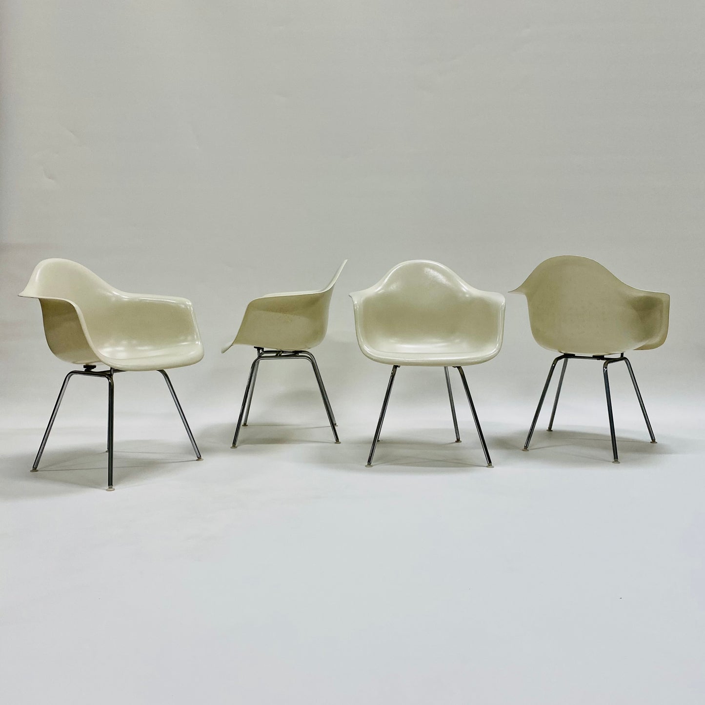 SET OF 4 DAX DINING CHAIRS BY CHARLES & RAY EAMES FOR HERMAN MILLER, USA 1960S www.foundicons.nl