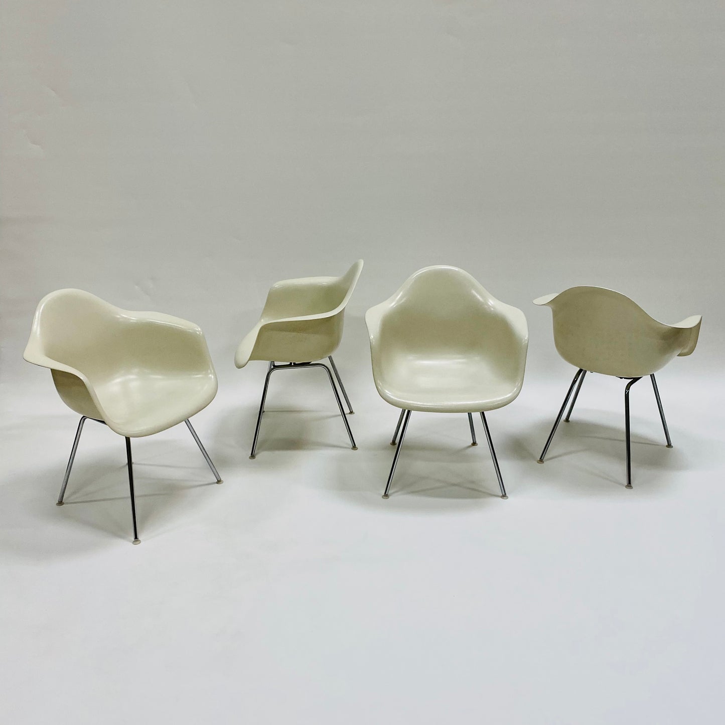 SET OF 4 DAX DINING CHAIRS BY CHARLES & RAY EAMES FOR HERMAN MILLER, USA 1960S www.foundicons.nl