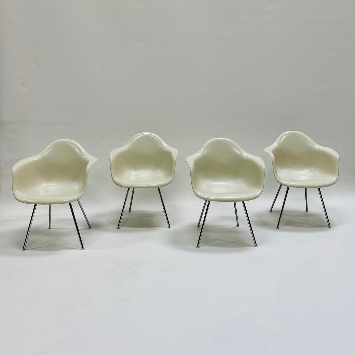 SET OF 4 DAX DINING CHAIRS BY CHARLES & RAY EAMES FOR HERMAN MILLER, USA 1960S www.foundicons.nl