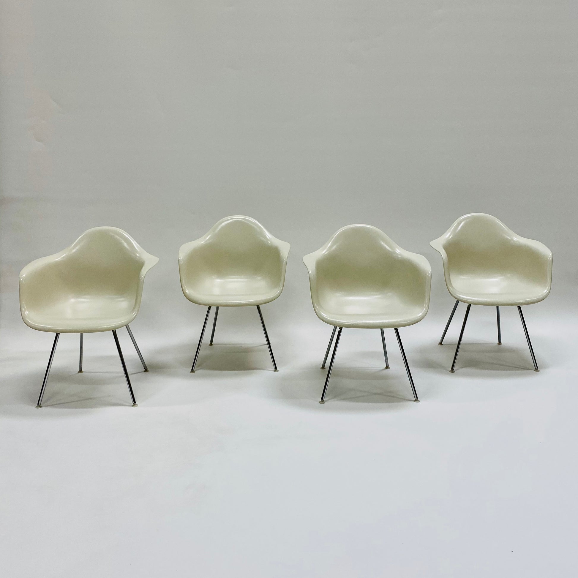 SET OF 4 DAX DINING CHAIRS BY CHARLES & RAY EAMES FOR HERMAN MILLER, USA 1960S www.foundicons.nl