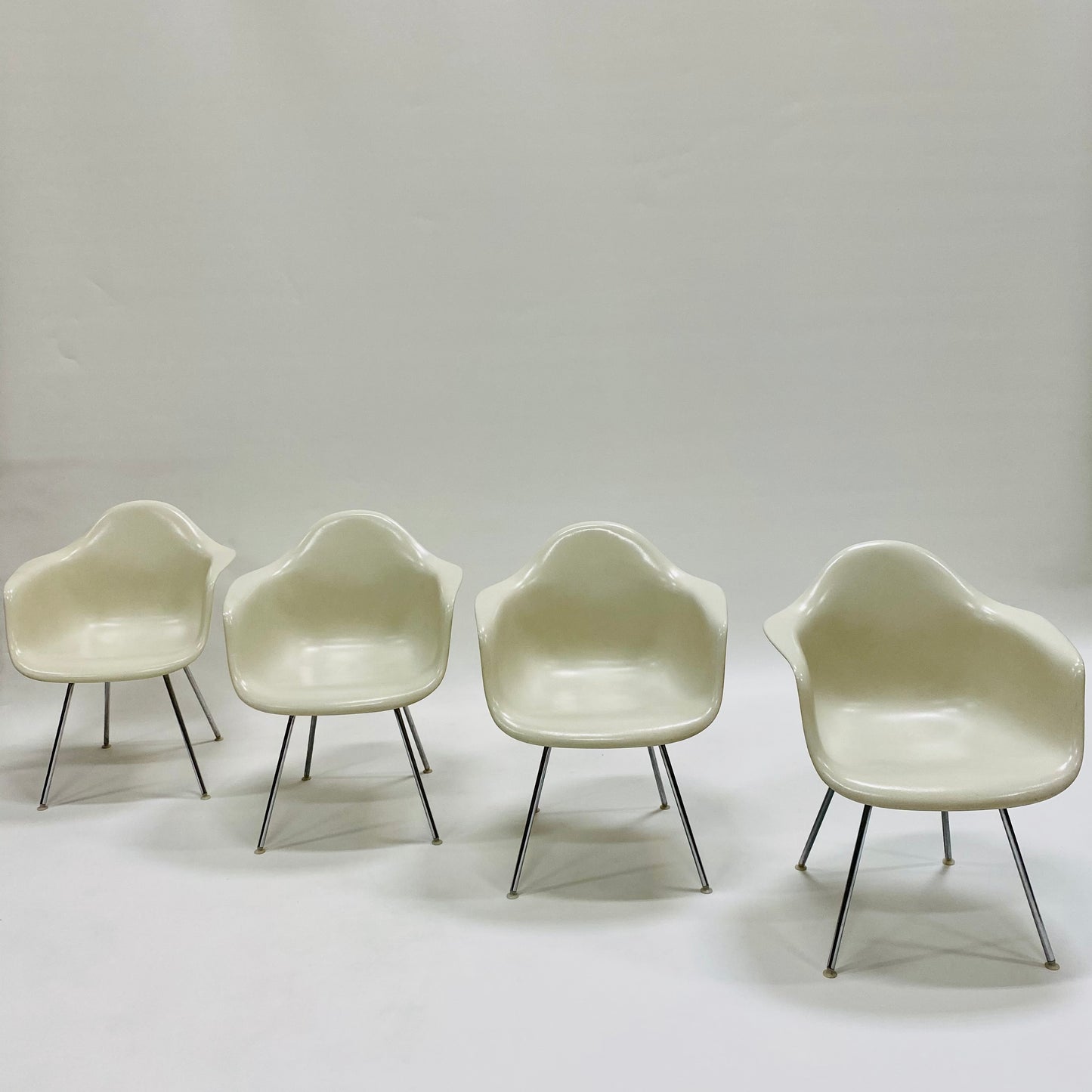 SET OF 4 DAX DINING CHAIRS BY CHARLES & RAY EAMES FOR HERMAN MILLER, USA 1960S www.foundicons.nl