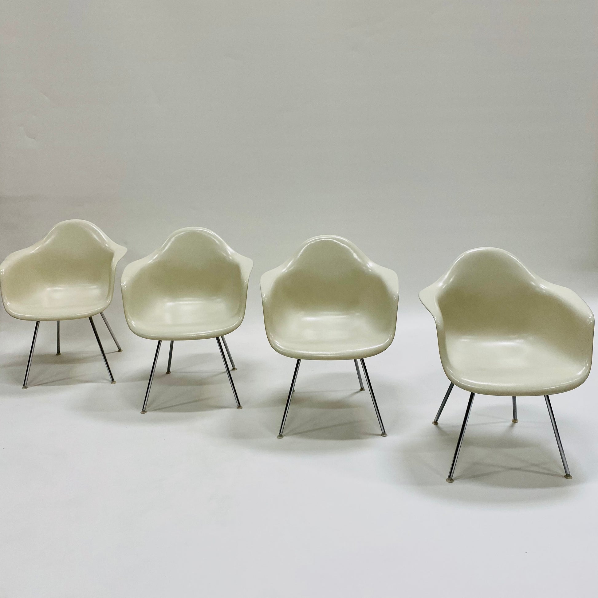 SET OF 4 DAX DINING CHAIRS BY CHARLES & RAY EAMES FOR HERMAN MILLER, USA 1960S www.foundicons.nl