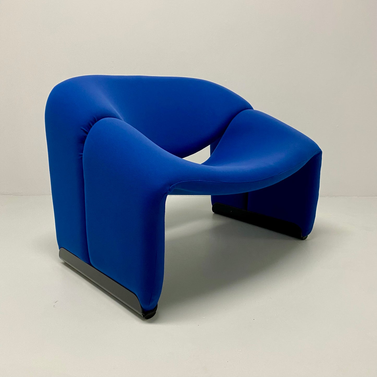 BLUE F598 GROOVY M-CHAIR BY PIERRE PAULIN FOR ARTIFORT, 1970S