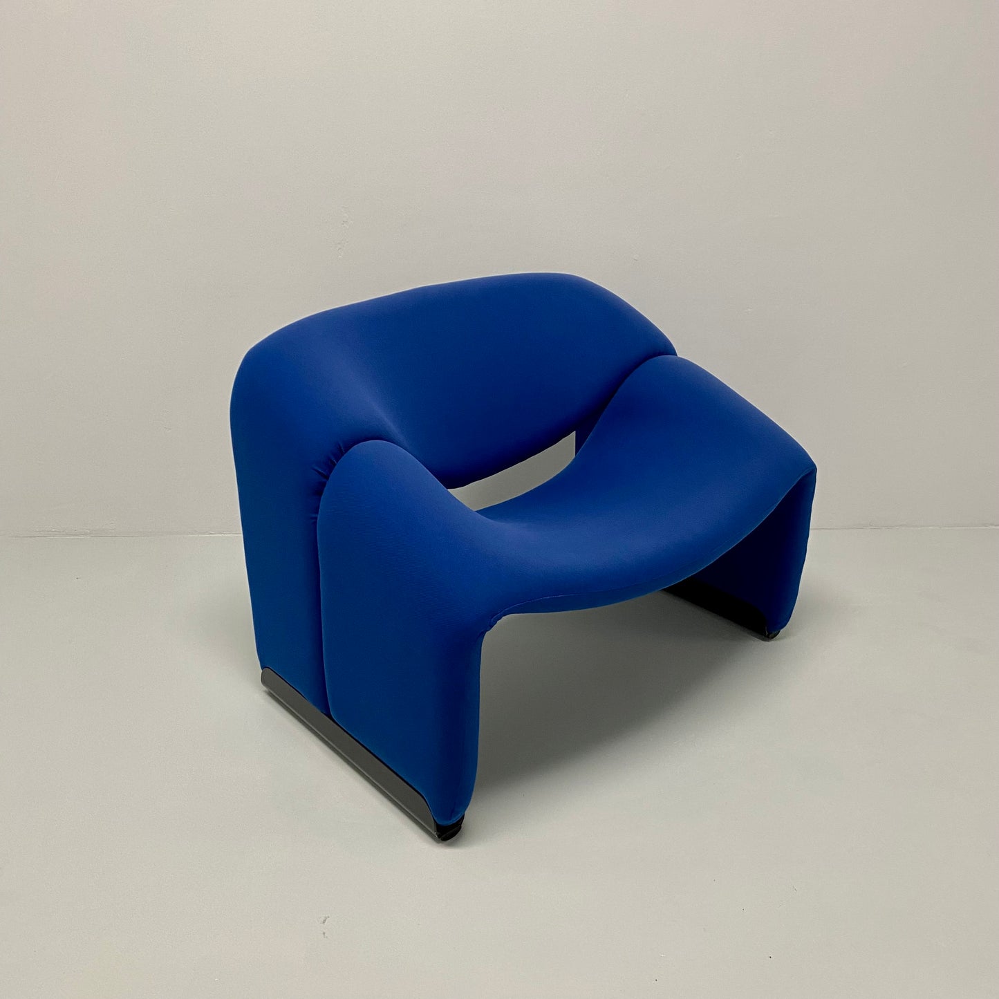 BLUE F598 GROOVY M-CHAIR BY PIERRE PAULIN FOR ARTIFORT, 1970S