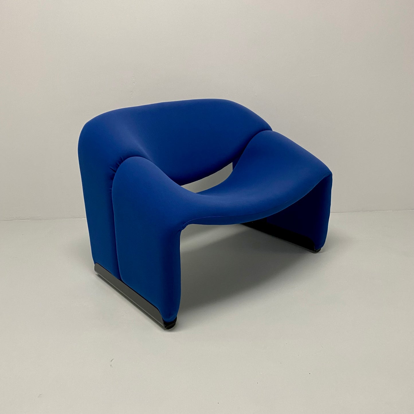 BLUE F598 GROOVY M-CHAIR BY PIERRE PAULIN FOR ARTIFORT, 1970S