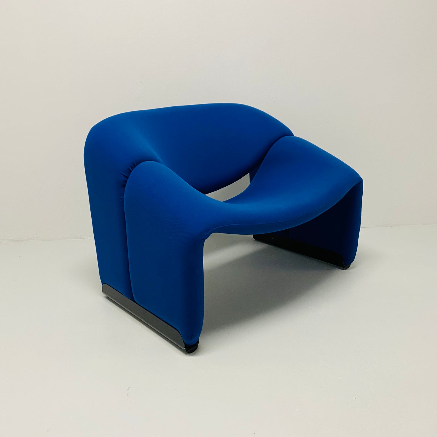 BLUE F598 GROOVY M-CHAIR BY PIERRE PAULIN FOR ARTIFORT, 1970S