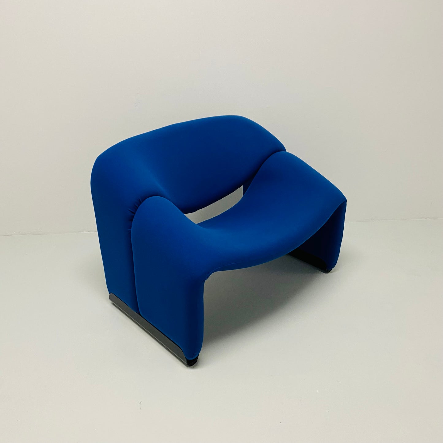 BLUE F598 GROOVY M-CHAIR BY PIERRE PAULIN FOR ARTIFORT, 1970S
